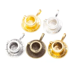 Pendentifs tasses à café vintage en alliage en cinq finitions avec détails relief