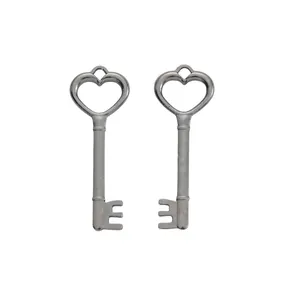 Zwei vintage silberne herzförmige Schlüsselanhänger aus Legierung für DIY-Schmuck