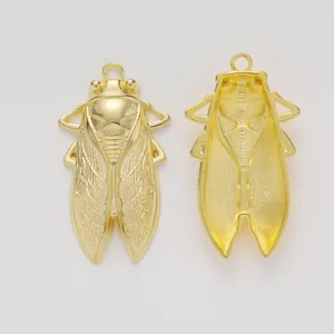 Goldener Zikadenanhänger aus Legierung für DIY-Schmuck mit realistischer Flügelstruktur