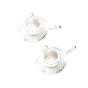Détails de breloques tasse et soucoupe en argent avec bords gaufrés à motifs floraux