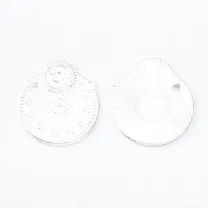 Detalle del frente y dorso de colgantes de reloj vintage plateados para joyería artesanal