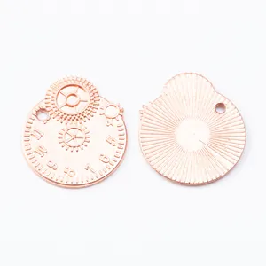 Detalle macro de colgante de engranaje steampunk oro rosa con diales grabados precisos