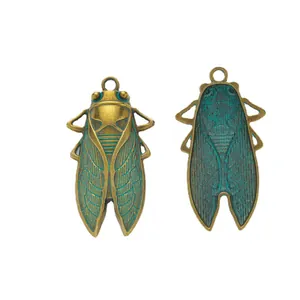 Vintage Bronzelegierung Zikade Anhänger mit detaillierten Flügeln und Antik-Patina