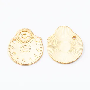 Colgantes steampunk de aleación dorada con mecanismo de reloj y detalles de engranaje