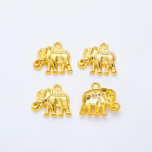 Dettaglio di ciondoli a forma di elefante dorati per gioielli fai-da-te testurizzati