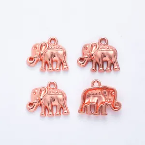 Dettagli macro dei ciondoli a elefante in oro rosa per gioielli fai-da-te con rilievi