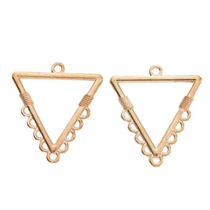 Detailansicht der goldenen Dreieck-Schmuckverbinder aus Legierung für DIY-Schmuck