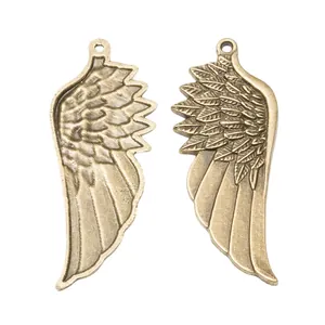 Paar vintage gouden legering vleugelhanger met veren textuur voor DIY sieraden maken