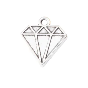 Gros plan d'un pendentif en alliage de zinc en forme de diamant avec détails gravés
