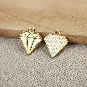 Gros plan de pendentifs en alliage de zinc doré en forme de diamant pour bijoux DIY