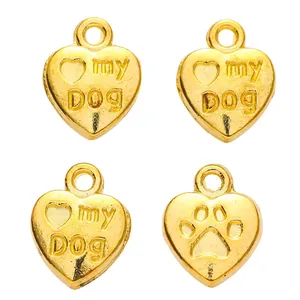 Set di quattro ciondoli in lega di zinco dorata con incisione zampa e my dog