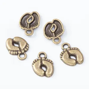 Cinq breloques pieds de bébé en bronze vintage en alliage de zinc pour bijoux DIY et artisanat