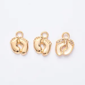 Détails de trois pendentifs empreintes de bébé dorés pour projets de bijoux DIY