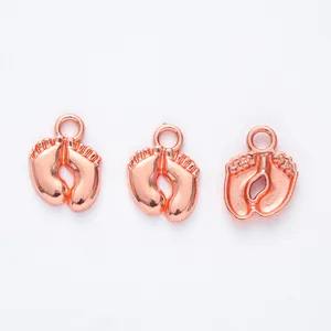 Trois breloques empreintes de bébé en or rose pour bijoux DIY avec fini métal lisse