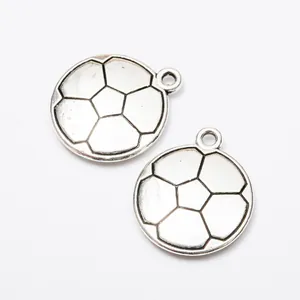 Due ciondoli a forma di calcio in lega di zinco con finitura argento antico per DIY