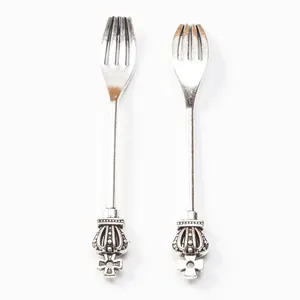 Paire de fourchettes à dessert vintage en alliage argenté avec décors de couronnes
