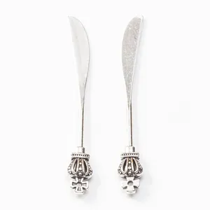 Lot de deux couteaux à beurre en alliage argenté vintage avec motif de couronne royale