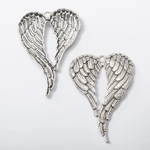 Vue détaillée des pendentifs ailes d'ange en argent formant un cœur pour bijoux DIY
