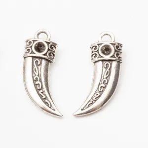 Coppia di ciondoli a corno in argento vintage con motivi tribali per creazione gioielli DIY