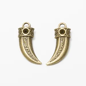 Coppia di ciondoli a corno in bronzo vintage con motivi a nuvola per gioielli fai da te