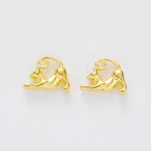 Vue détaillée de deux pendentifs chat dorés pour la fabrication de bijoux DIY