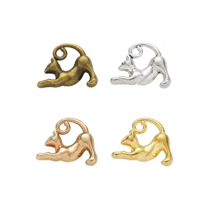 Lot de quatre pendentifs chat vintage en alliage en or, argent, bronze et or rose