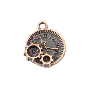 Primer plano de colgante de engranaje de reloj steampunk en cobre antiguo para joyas