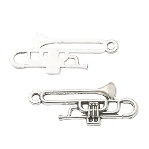 Set di due ciondoli trombone vintage in argento antico per creazione gioielli fai da te