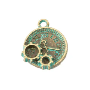 Detalle macro de colgantes de reloj steampunk en bronce con números romanos y engranajes