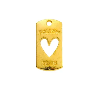 Goldener rechteckiger Anhänger mit Herz-Ausschnitt und geprägtem Follow Your Schriftzug