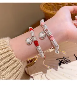 Detail van geweven armbanden met Ruyi-slot hangers en kleurrijke kwastjes