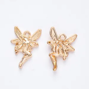 Detail van gouden engelenvleugel bedeltjes voor DIY sieraden met gepolijst metaal
