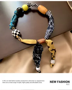 Dettaglio della collana a foulard in seta leopardata con perline colorate in resina e legno