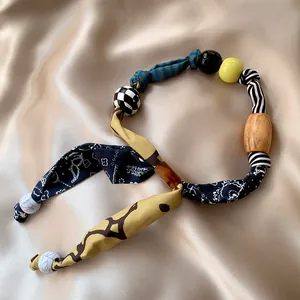 Collana boho con stampa leopardata, tessuto paisley e perle su seta color champagne