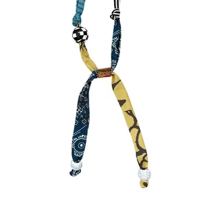 Collana boho in tessuto con stampa paisley e perle in marmo ed ambra