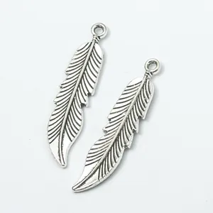 Paar zilveren vintage legering veerhangers voor DIY sieraden maken met fijne texturen