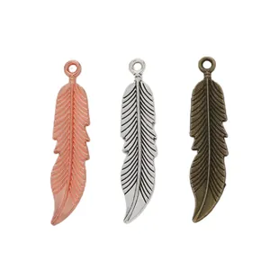 Drie vintage metalen veren hangers in roségoud, zilver en brons voor doe-het-zelf