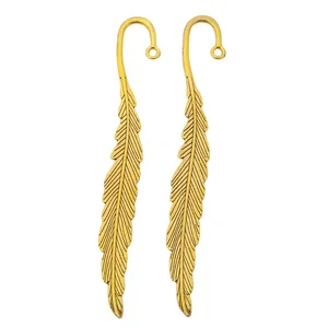 Detailweergave van gouden metalen vederbladwijzers met handige lus voor DIY-ontwerpen