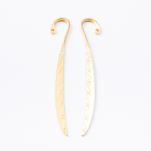 Par de ganchos para marcapáginas de metal dorado con patrón de relieve floral vintage