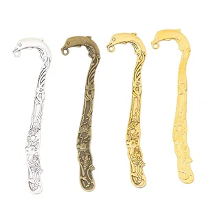 Set di quattro segnalibri a forma di delfino in lega vintage argento, oro e bronzo