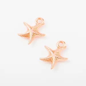 Gedetailleerd macro-overzicht van twee roségouden zeesterhangers met textuur voor DIY-sieraden