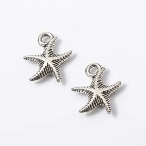 Macro-opname van twee vintage zeesterhangers van legering met textuur voor doe-het-zelf sieraden