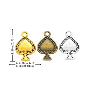 Macro-opname van spade-vormige bedeltjes in goud, brons en zilver voor doe-het-zelf sieraden