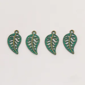 Détail de pendentifs feuilles en bronze avec émail vert pour création de bijoux DIY