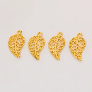 Vue détaillée de quatre pendentifs feuilles dorées ajourées pour la création de bijoux DIY