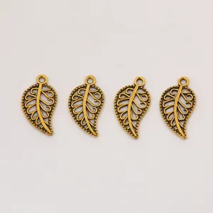 Vue macro détaillée de quatre pendentifs feuilles vintage en alliage pour bijoux DIY
