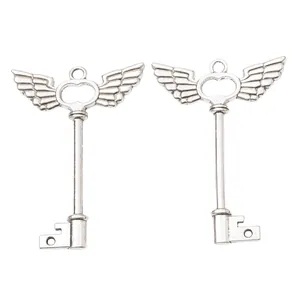 Colgante de llave con ala estilo vintage en aleación con detalle de corazón hueco plata