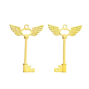 Par de dijes de llave con alas de aleación dorada vintage para hacer joyería