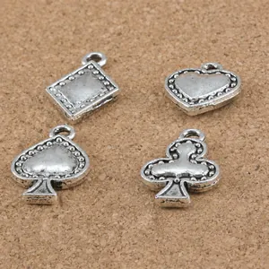 Vista dettagliata dei ciondoli poker 19x12x2mm in argento antico con picche cuori quadri