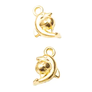 Gouden dolfijn hangers voor DIY sieraden maken, springende dolfijn met een bal-design